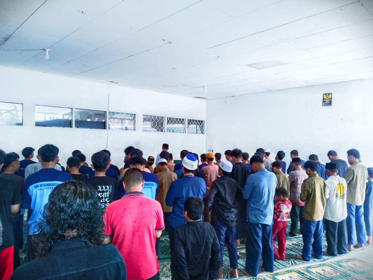 Jumat Penuh Berkah, SMK Muhammadiyah 1 Balikpapan Tebarkan Kepedulian melalui Salat Berjamaah dan Berbagi Makanan
